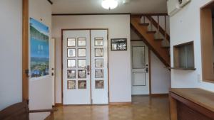 美瑛町Coro Coro的走廊,有两扇门,楼梯和楼梯