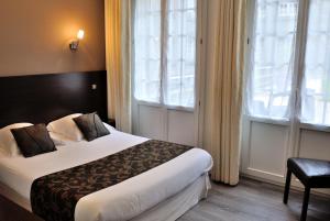Hotel Le Croiseur Ginette Intra Muros客房内的一张或多张床位