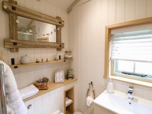 诺丁汉Herbie's Shepherds Hut的一间带水槽和镜子的浴室