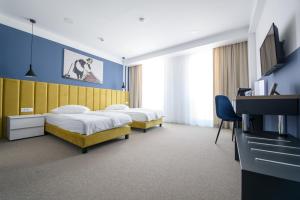 德瓦Vila Sarisa的一间酒店客房,设有两张床和电视