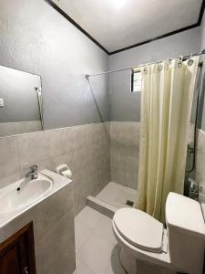 锡基霍尔Zara's Casa Rental的浴室配有卫生间、盥洗盆和淋浴。