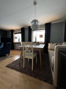 安德内斯Apartment Utsikten的客厅配有桌子和沙发