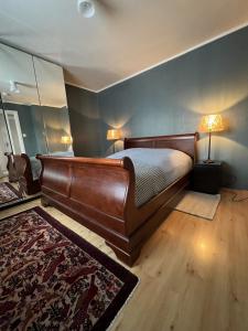 安德内斯Apartment Utsikten的一间卧室配有木床和地毯。