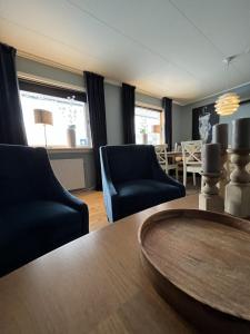 安德内斯Apartment Utsikten的客厅配有两把椅子和一张桌子