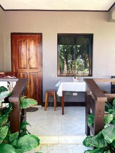 锡基霍尔Zara's Casa Rental的一间设有桌子和植物窗户的房间