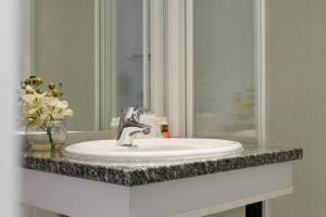 巴黎乔治阿斯托特尔酒店的浴室的柜台设有水槽和镜子