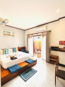 琅勃拉邦Luang Prabang Museum Inn & Travel的一间带大床的卧室和一个阳台