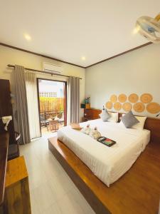 琅勃拉邦Luang Prabang Museum Inn & Travel的一间卧室,配有一张带两个泰迪熊的床