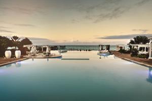 南威Essque Zalu Zanzibar - Life's Perfect - Sometimes的一座背景海洋的游泳池