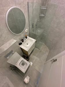 杰里科Granada Villas的一间带水槽、镜子和卫生间的浴室