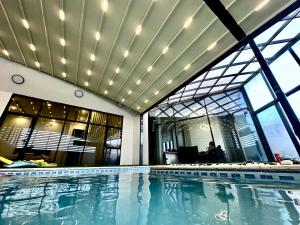 杰里科Granada Villas的一座带大窗户的建筑中的游泳池