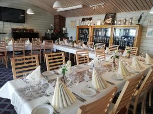 巴杜弗斯Bardufosstun的一间设有白色桌椅的用餐室