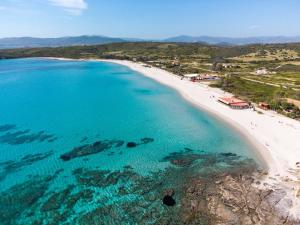 奥尔比亚Sea Shell - Klodge的享有海滩和海洋的空中景致