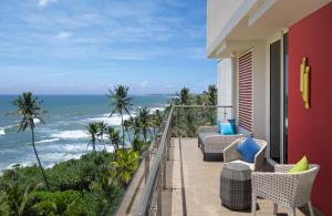 高尔Radisson Blu Resort Galle的阳台配有椅子,享有海景。