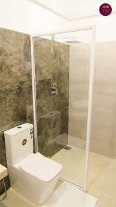 卡图纳耶克Airport Faith Hotel的浴室配有白色卫生间和淋浴。