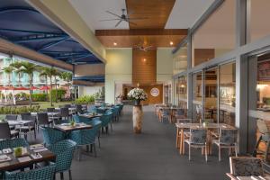 高尔Radisson Blu Resort Galle的一间带桌椅的用餐室和一间餐厅