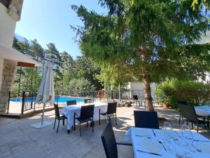 坎弗兰克埃斯塔西翁里尔阿娜耶特Spa酒店的一个带桌椅的庭院和一个游泳池