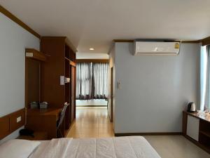 Chai BadanNaraigrand Hotel (โรงแรมนารายณ์แกรนด์)的配有床和空调的酒店客房