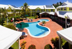 格罗斯岛海湾花园酒店的享有带游泳池的度假村的空中景致