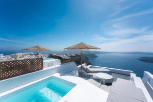 易莫洛林Cilon Suites Santorini的海景别墅 - 带游泳池