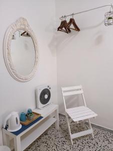 洛斯克里斯蒂亚诺斯Pensión Playa的白色的房间,配有椅子和镜子