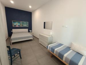 圣托·斯特凡诺·阿尔马尔Casa Ribes的一间卧室配有两张床和椅子