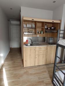 佩科霍里Horizon的一个带木制橱柜和水槽的厨房