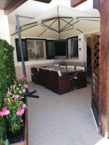 托雷桑塔萨宾娜Casa Dimora Cavallo的室外客房设有带遮阳伞的按摩浴缸