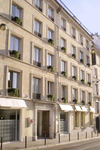 巴黎洛雷特阿斯托特尔酒店的一座大型建筑,窗户上装有植物