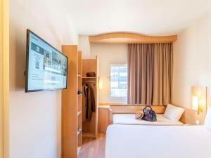 马德里马德里阿尔卡拉街宜必思酒店的酒店客房设有两张床和一台平面电视。
