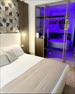 罗马AlbaDea Suites&Jacuzzi的一间卧室配有一张紫色光大床