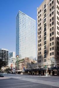 奥斯汀Hyatt Centric Congress Avenue Austin的两座高楼,位于一个街道上