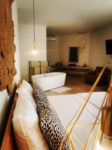 恩加帕鲁La Maison Vanille的客房设有带豹枕头的床。