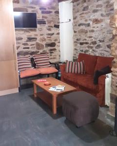 O Busto Aldea Rural的客厅配有沙发和桌子