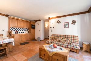 夏蒙尼-勃朗峰Résidence Alpes 2的客厅配有沙发和桌子