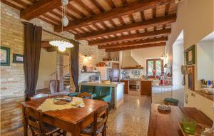 科里德尼亚Villa Chibo的厨房以及带木桌的用餐室。