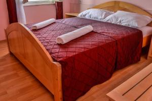 塞尼Hotel Art的一张木制床,上面有两个枕头