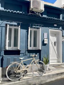 帕特雷OIKIASTUDIOS2的停在蓝色建筑前面的自行车