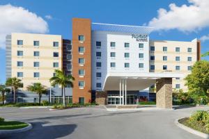 佛罗里达市Fairfield Inn & Suites Homestead Florida City的停车场酒店 ⁇ 染