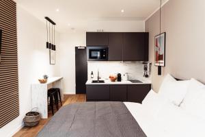 科隆NUVA Apartments的一间卧室配有一张床和一个小厨房