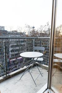 科隆NUVA Apartments的阳台配有一张桌子和两把椅子