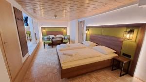罗滕堡金吉瑞芬酒店的一间卧室配有一张大床和木制床头板
