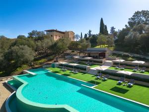 Sant JoanFinca Sa Bastida Luxury Retreat & Spa Adults Only的享有带游泳池的度假村的空中景致