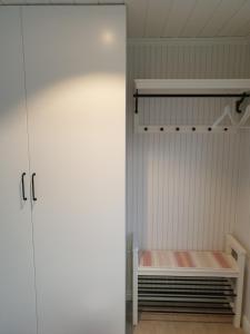 格兰纳Sjöutsikten的一间设有衣柜的房间,里面配有一张床