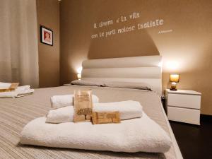 锡拉库扎Casa Vinci的酒店客房的床上配有2条毛巾