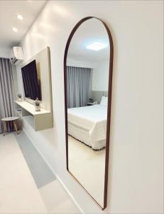 维拉维尔哈Praia da Costa, SUNRISE STAY的白色客房的镜子,配有床