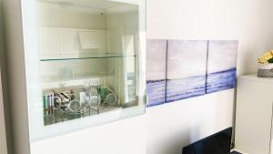 阿布里斯Grande appartamento Tenerife Los Abrigos的厨房墙上有三幅画