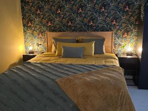 阿尔豪林德拉托里B&B Casa Oceo - Málaga - Andalusië的一间卧室配有一张带花卉壁纸的大床