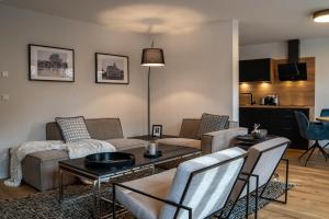 魏玛Suite Home Apartments的客厅配有沙发和桌椅