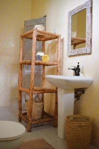 布韦朱Maryam Garden Apartments & Villa的一间带水槽和镜子的浴室